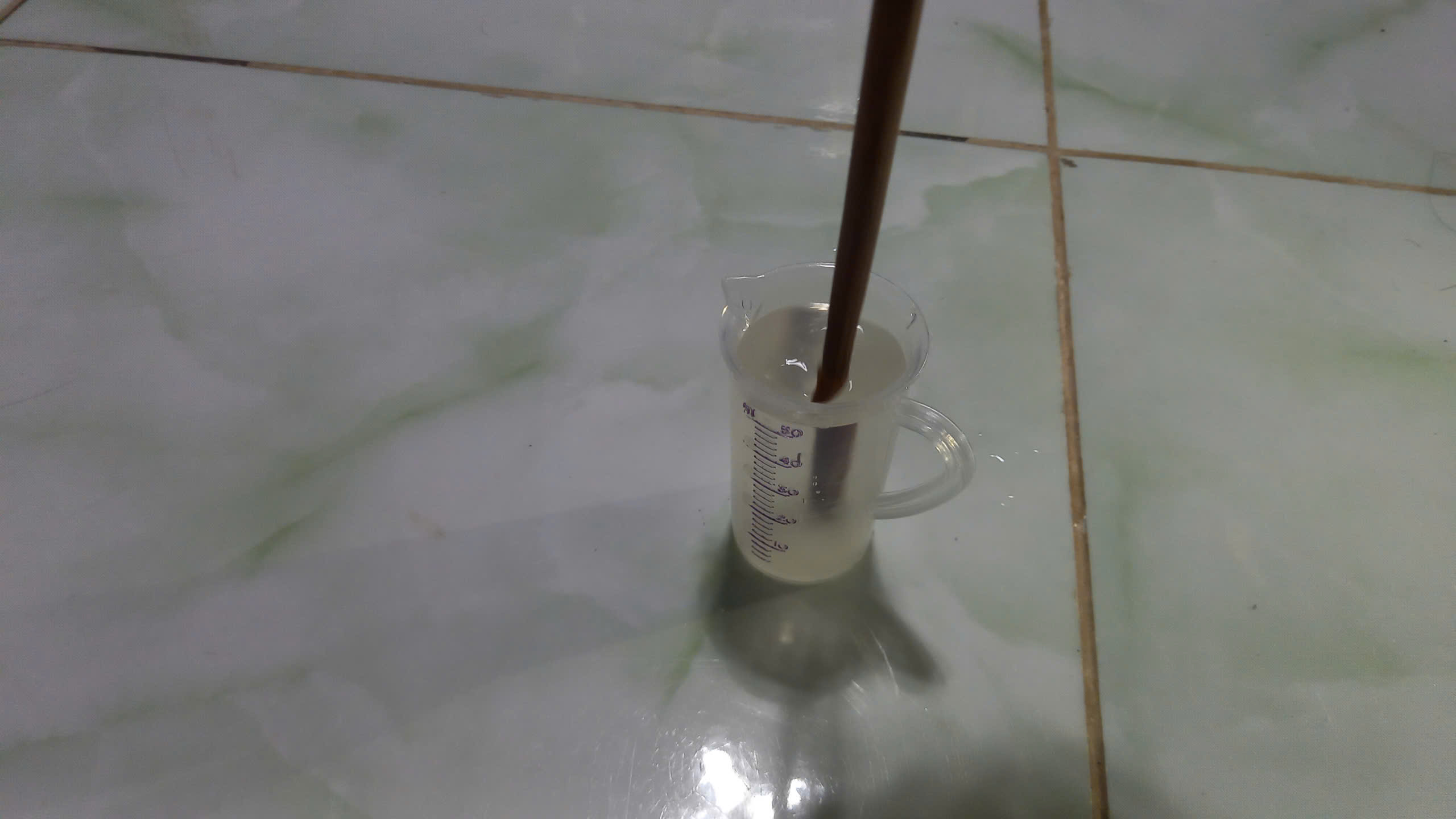 Khuấy tan đường trong cốc